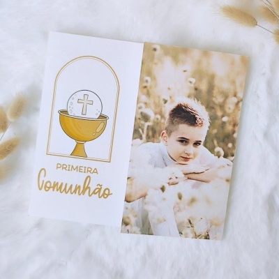 Cartão de Primeira Comunhão com cálice e menino sorridente num campo