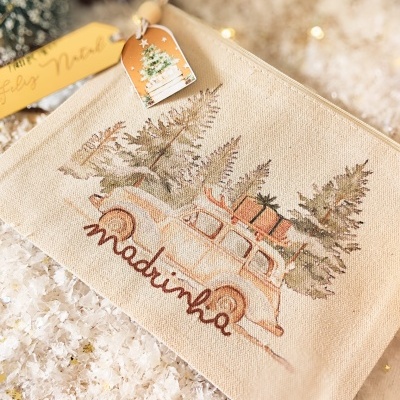 Bolsa bege com ilustração de carro e árvore de Natal, texto 'madrinha'
