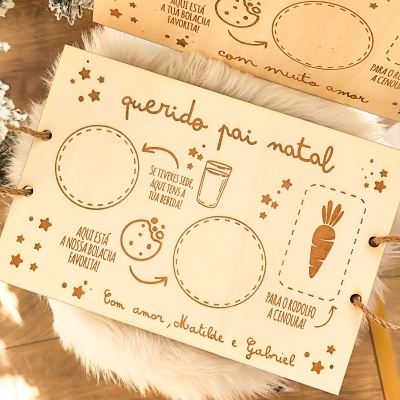 Placa de madeira gravada com instruções e espaços para bolachas, bebida e cenoura para o Pai Natal