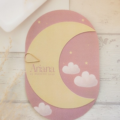 Convite oval com lua amarela, céu rosa, estrelas e nuvens, texto Ariana 23 AGOSTO 2026