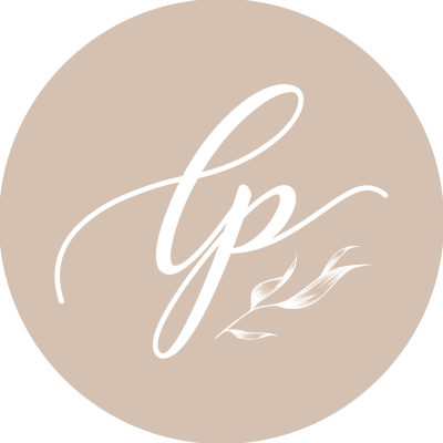 Logotipo com letras cursivas brancas 'lp' e desenhos de folhas num fundo bege claro