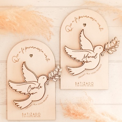 Dois quadros de madeira clara decorativos para batizado com pombas e texto em português.