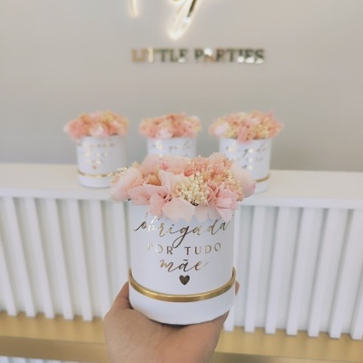 Vaso branco com flores rosa claro e texto dourado obrigada por tudo mãe