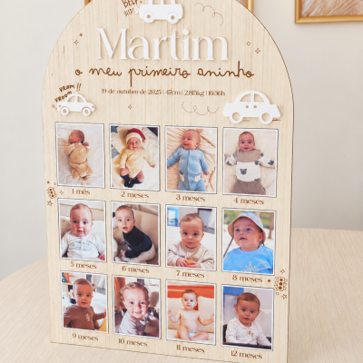 Placa decorativa em madeira com fotos mensais de bebê e texto personalizado.