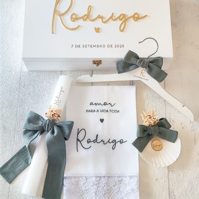 Conjunto de itens personalizados para batizado com nome Rodrigo e laços cinza