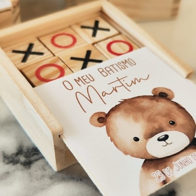 Jogo da velha em madeira com cartão decorativo de batismo com ursinho
