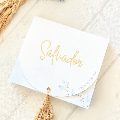 Convite branco com nome Salvador em dourado, folhas azuis e franjas douradas