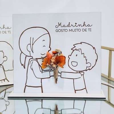 Placa decorativa com desenho de mulher e menino e texto para madrinha