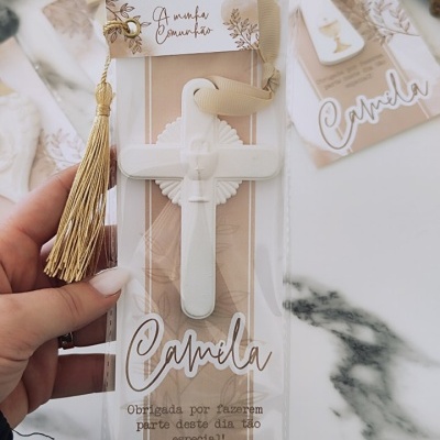 Cruz branca de cerâmica com cartão personalizado para comunhão