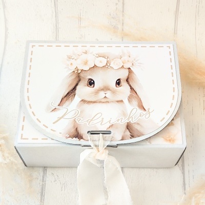 Caixa branca decorada com coelho e texto Padrinhos