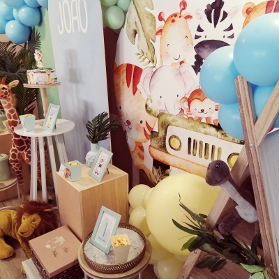 Decoração de festa infantil com tema de animais Safari e balões coloridos
