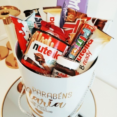 Balde branco decorado com produtos Nutella variados sobre um espelho