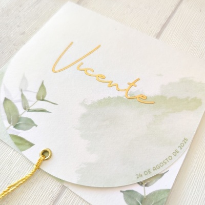 Etiqueta decorativa branca com nome Vicente e folhas verdes