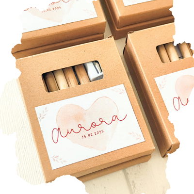 Produto em embalagem de cartão com janela transparente e etiqueta com design de coração e texto aurora