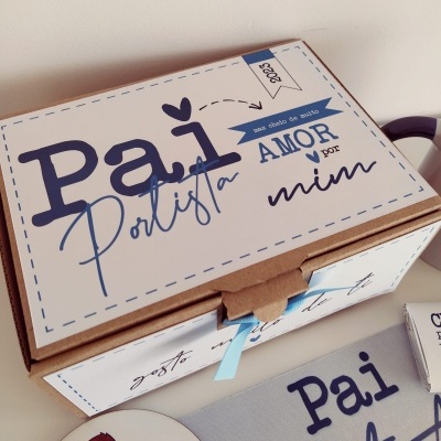 Caixa de cartão decorativa temática pai com texto e ilustração associada ao futebol