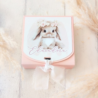 Caixa rosa com ilustração de coelho e texto Educadora