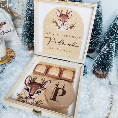 Conjunto de presente de Natal decorado com ilustrações de veado e texto para padrinho