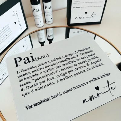 Placa decorativa com definição da palavra 'Pai' em português sobre espelho redondo