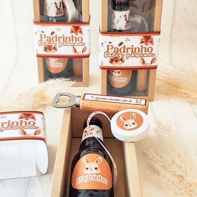 Conjunto de presente com garrafa decorada com coelho, saca-rolhas e lata pequena em embalagem de cartão