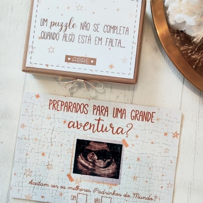 Puzzle com imagem de ecografia e texto em português para convite de padrinhos, com caixa do puzzle ao lado.