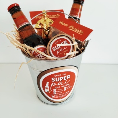 Presente com bebidas e vela para Super Pai num balde metálico