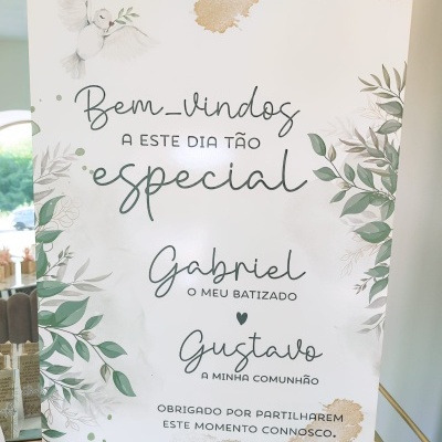 Painel decorativo com texto em português, folhas verdes e pomba branca
