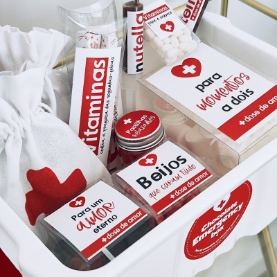 Cesta com produtos com rótulos vermelhos e brancos focados no amor e saúde