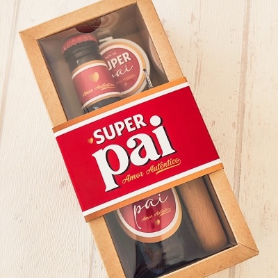 Conjunto de presente com garrafa e copo, rótulos vermelhos 'SUPER pai Amor Autêntico' em caixa de cartão