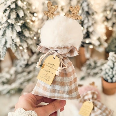 Produto de tecido xadrez castanho e branco com pompom branco e etiquetas, decorado para Natal