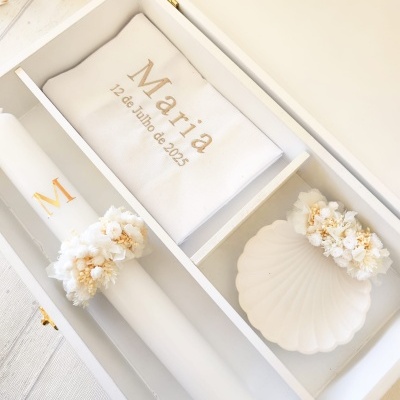 Kit de vela, sabonete e acessório decorados com flores secas numa caixa branca