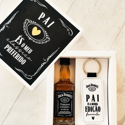Conjunto oferta whisky Jack Daniels com porta-chaves para pai, em caixa branca com tampa preta decorada.