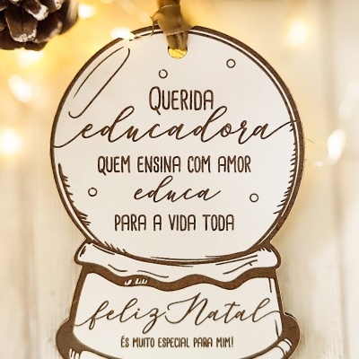 Etiqueta decorativa em formato de bola de neve com texto em português