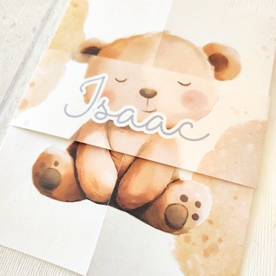 Póster infantil com ilustração de ursinho castanho e nome Isaac