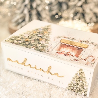Caixa branca decorativa com tema de Natal e texto em português