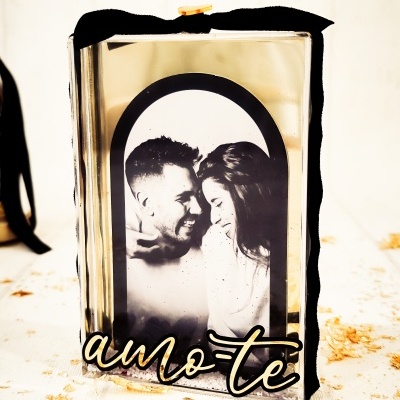 Caixa transparente com foto a preto e branco e texto amo-te