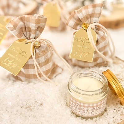 Vela em vidro com tampa dourada e sacos de tecido xadrez bege com etiquetas douradas
