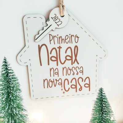 Placa decorativa de Natal em formato de casa com texto festivo e chave de madeira