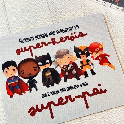 Tapete com ilustrações de super-heróis e texto em português sobre super-pai