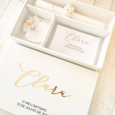Caixa branca para batismo decorada com vela, concha e envelope com texto em português