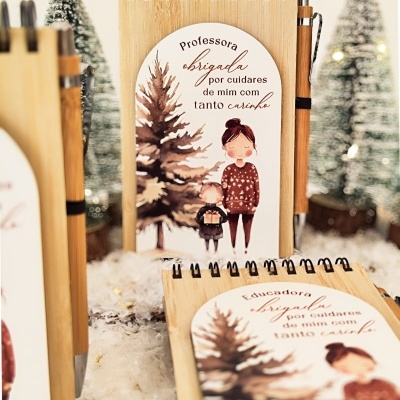 Cadernos de madeira com ilustração natalícia e texto de agradecimento para professoras
