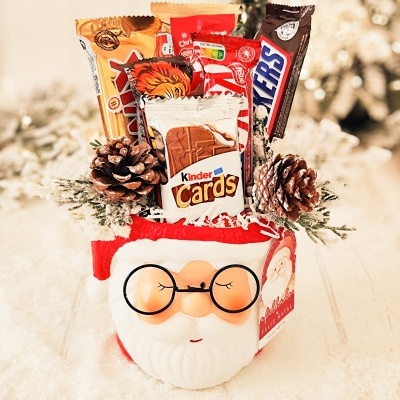 Vaso Natal com chocolates e decorações de pinhas nevadas