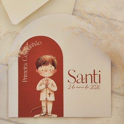 Convite para primeira comunhão com ilustração de menino em fundo creme e vermelho