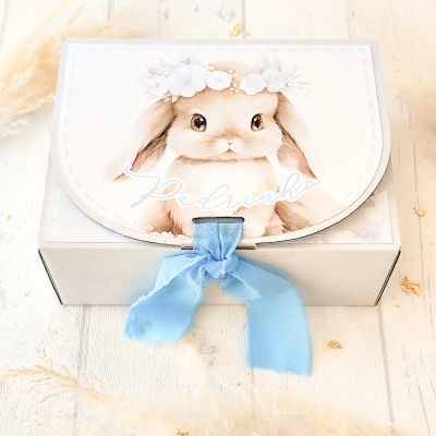 Caixa branca decorada com coelho e laço azul