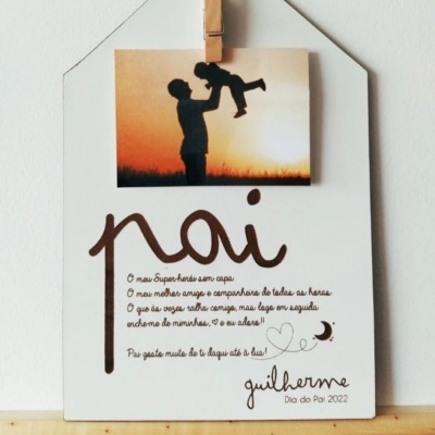 Placa decorativa branca em forma de casa com foto de pai e filho e texto dedicado