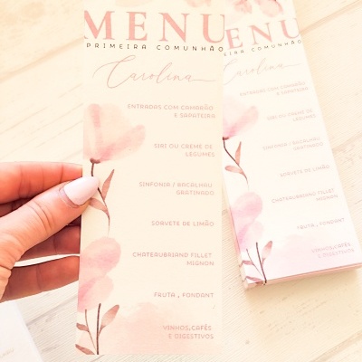 Menus para Primeira Comunhão de Carolina com design floral em tons rosa e bege.