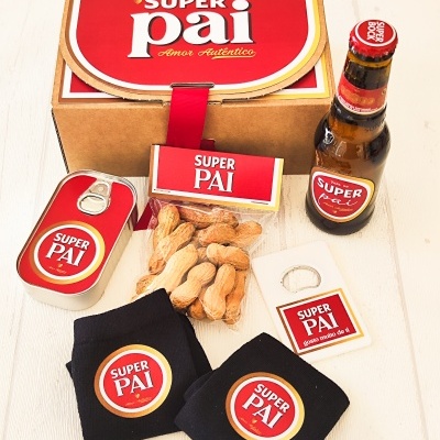 Conjunto de presente superior pai com vários artigos etiquetados SUPER PAI sobre fundo madeira branca