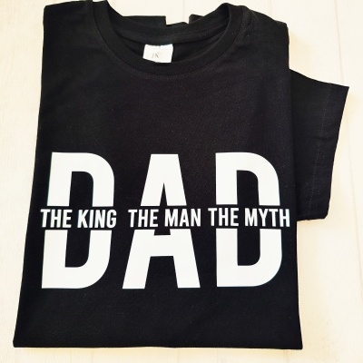 Camisola preta dobrada com texto branco DAD THE KING THE MAN THE MYTH