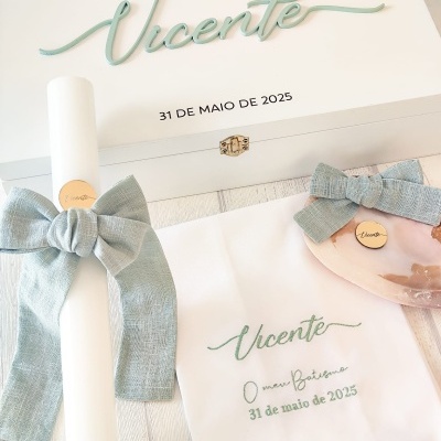 Conjunto de lembranças de batismo com caixa, vela, pano e prato, decorados com laços verdes e nome 'Vicente'