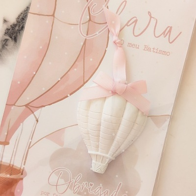 Convite de batismo com balão de ar quente em rosa e branco