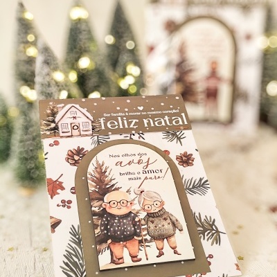 Cartão de Natal com ilustrações de dois avós e texto em português